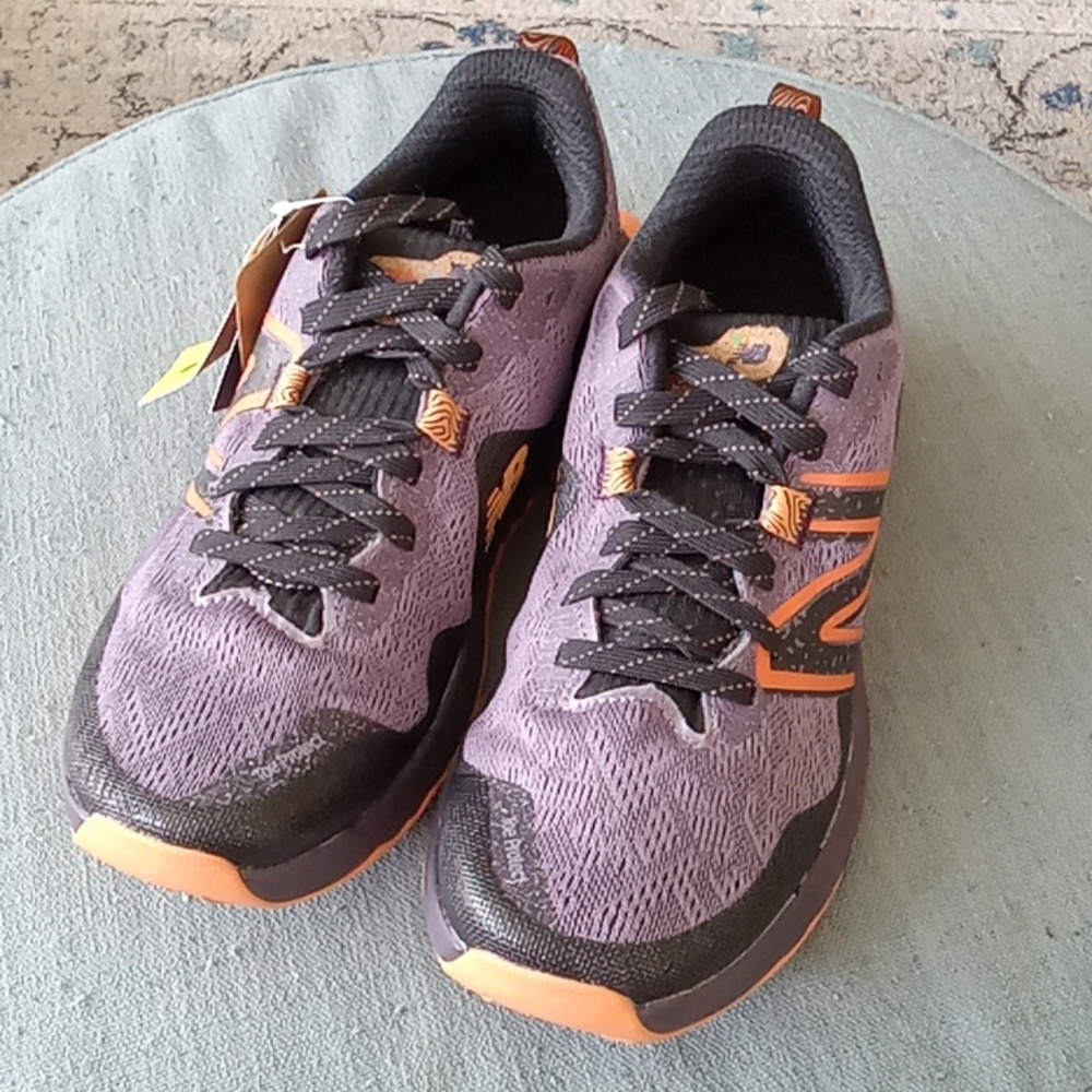 New Balance women's athlectic shoes-LIKE NEW